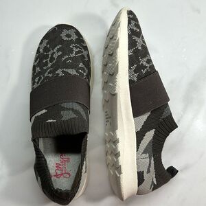 Jellypop slip on athletic shoes, gray animal print & camouflage, women’s 9.5